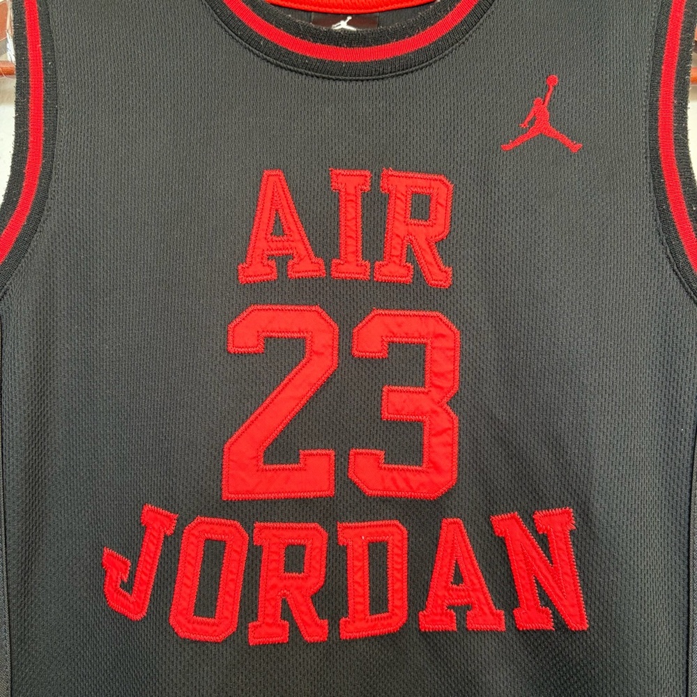 AIR JORDAN #23 JORDAN BLACK RED STITCHED JERSEY KIDS LARGE - Picture 2 of 7